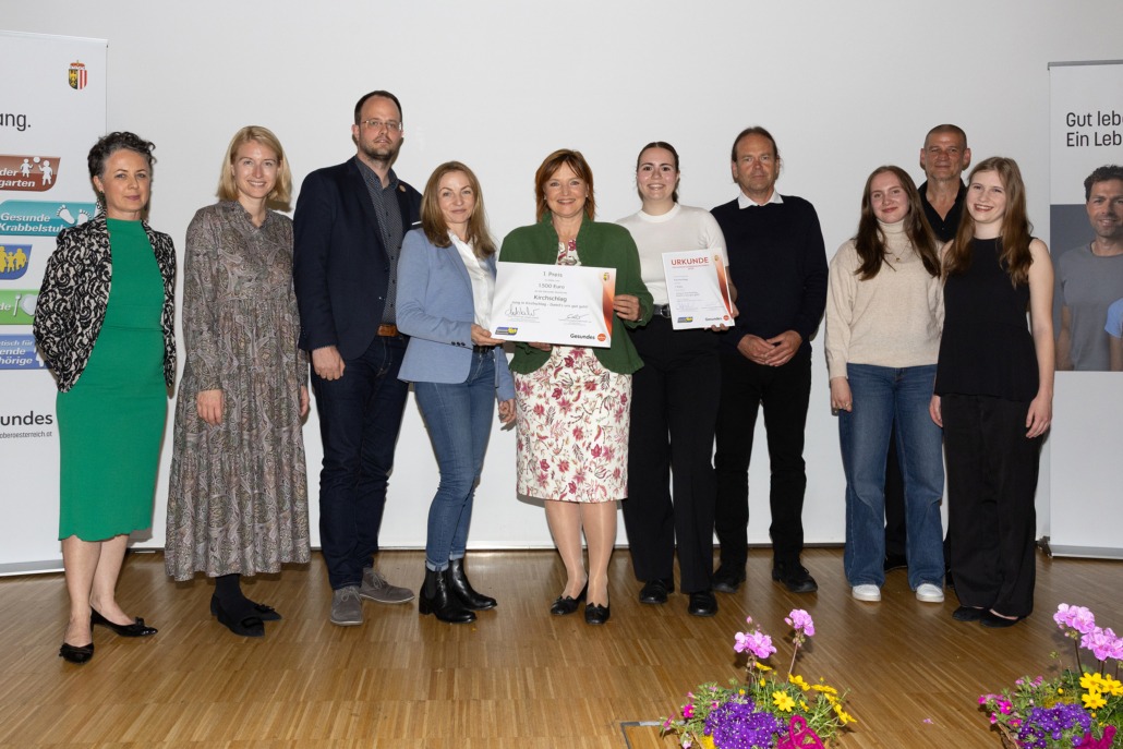 Gruppenfoto mit Christine Haberlander und den Preisträgern des oberösterreichischen Gesundheitsförderungspreises