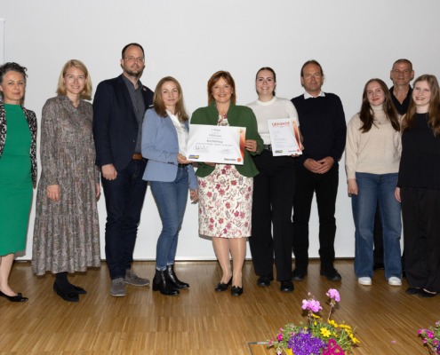 Gruppenfoto mit Christine Haberlander und den Preisträgern des oberösterreichischen Gesundheitsförderungspreises
