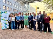 Gruppenfoto vor dem voestalpine open space in Linz: Eine Gruppe junger Menschen der Union Höherer Schüler (UHS) steht gemeinsam mit Landesrätin Christine Haberlander und einem weiteren offiziellen Vertreter im Freien. Links im Bild ist ein UHS-Rollup mit dem Logo und den Worten ‚Service‘, ‚Vertretung‘ und ‚Events‘ sichtbar.