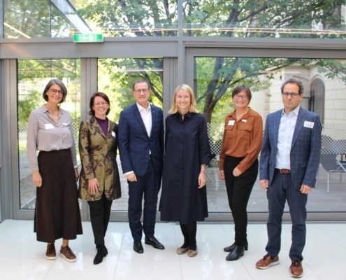 v.l.n.r.: DGKP Margot Pletz, Prim. Dr.in Christina Grebe, Mag. Johann Minihuber, LH-Stv.in Mag.a Christine Haberlander, Mag.a Gabriele Trautendorfer und Prim. Dr. Raffi Topakian