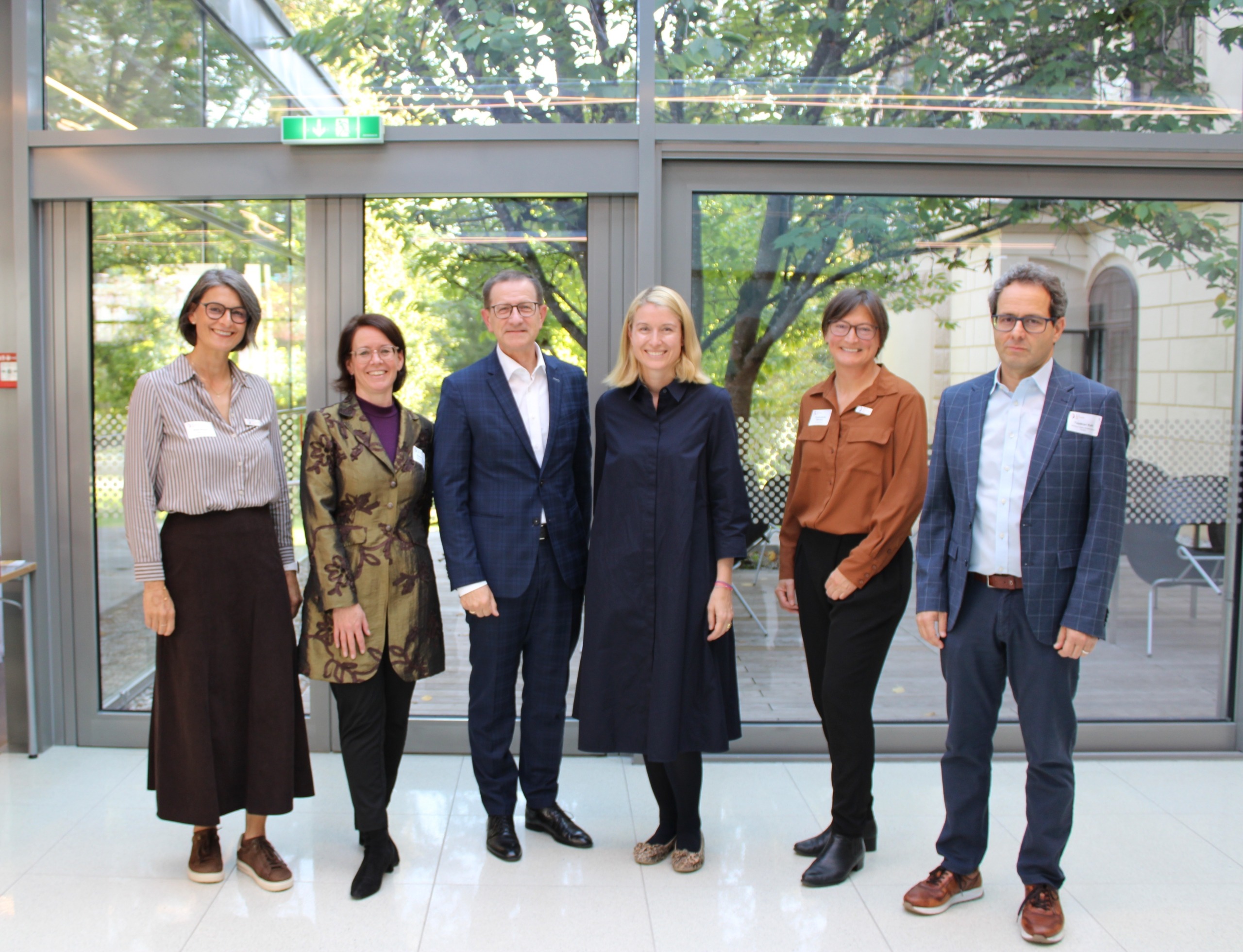 1 v.l.n.r.: DGKP Margot Pletz, Prim. Dr.in Christina Grebe, Mag. Johann Minihuber, LH-Stv.in Mag.a Christine Haberlander, Mag.a Gabriele Trautendorfer und Prim. Dr. Raffi Topakian